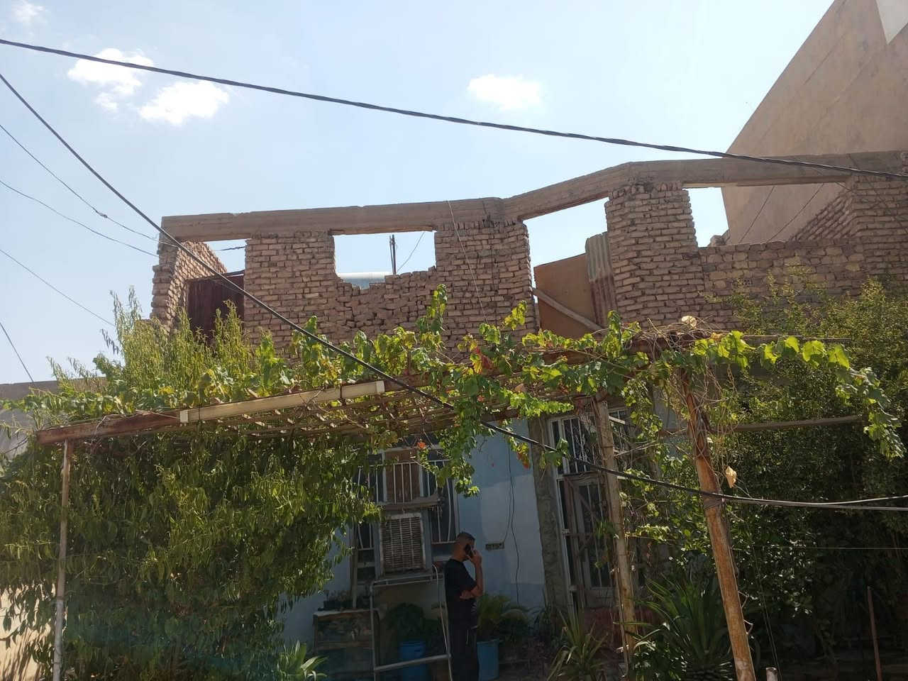 بيت كامل مساحه ٢٥٠ شارع ٢٠٠٠ الشهداء عرض شارع ٢٠ للبيع ***********
