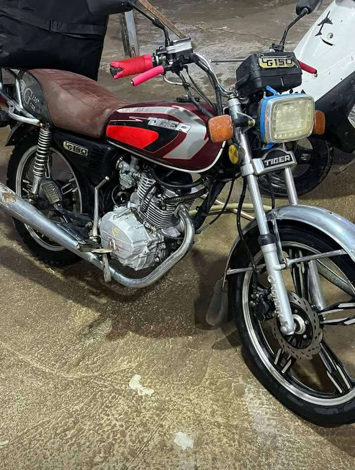 سلام عليكم 
سيفان للبيع 
مفتوحه بس اذا شوفها ما بين مفتوحه 
+ المكينه خرسه
بيها نقوصات خفيفه
سعر 400 وبيها مجال اوك ***********
