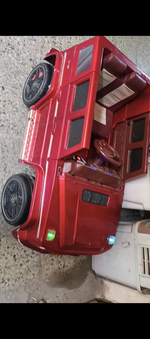 سيارة اطفال شحن شغاله كامل بس بطاريه يشغلها ربع ساعة سعر  65 بيها بلوتوث وأغاني ***********
