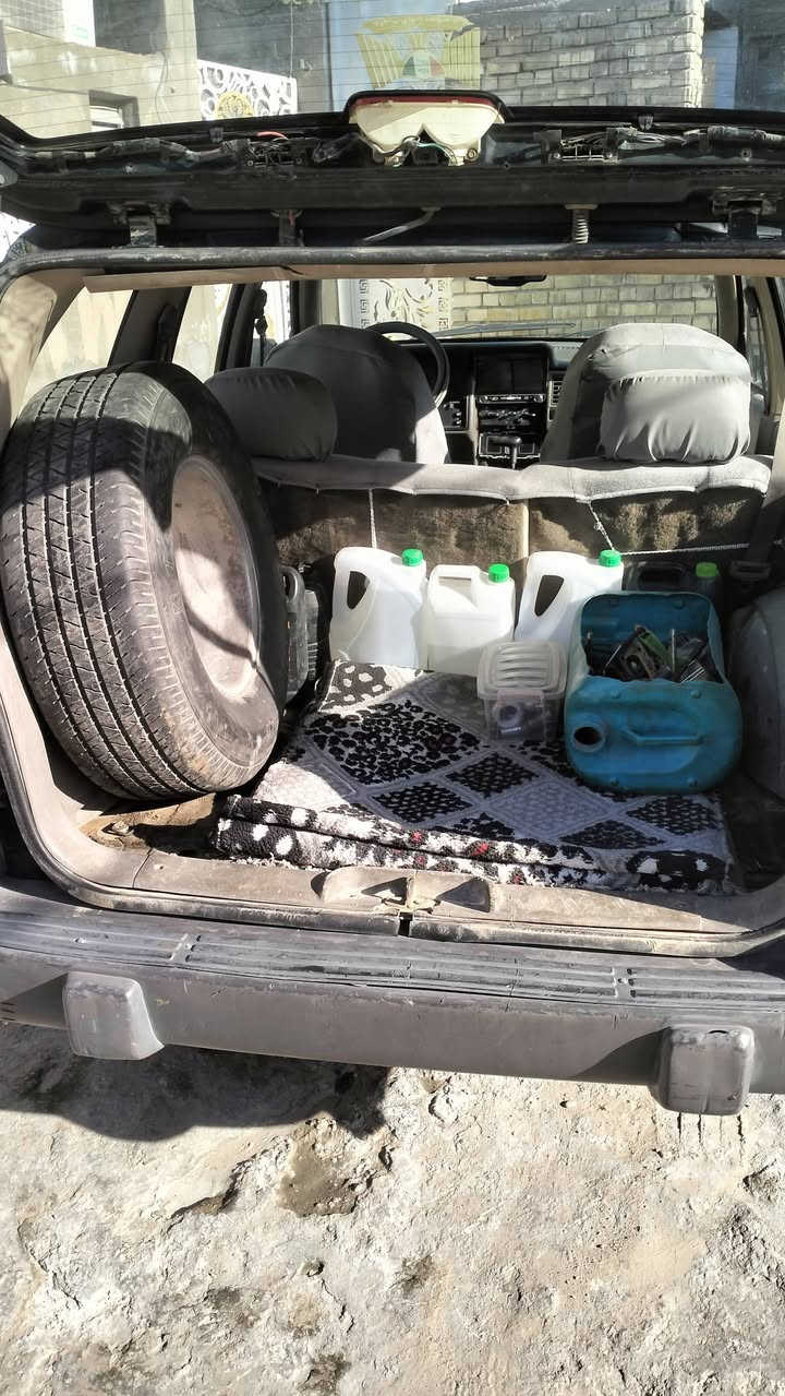 السلام عليكم جيب شيروكي موديل 1994كفاله قطره صبغ مابيها ولا ضربه بس خشم الجاملغ موضح  بالصورة الباقي كفاله عامه مكينه وكير حاويه هسه شادهن تخم تاير كهربائيات كلها شغاله شاشه سماعات مضخم الصوت صدر امامي جديد والخلفي بس الاكسل بي صوت السعر 48وبيها مجال رقم بغداد الحبيبيه قرب منظمة بدر موبايل ***********
