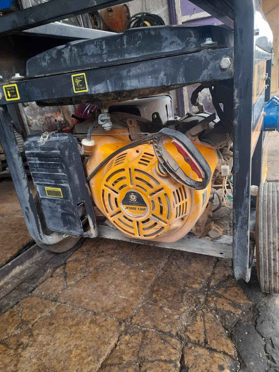 يوجد لدينا مولد بنزين للبيع خمسه كيفي   
من شركه النجوم مولد نظيف 
المولد حبل وسلف ريمون
العنوان تكريت حي العصري 
الهاتف  ***********  عمر 

ورشة الحكم لتصليح المولدات بانزين وكاز وبيع الئدوات الاحتياطيه
