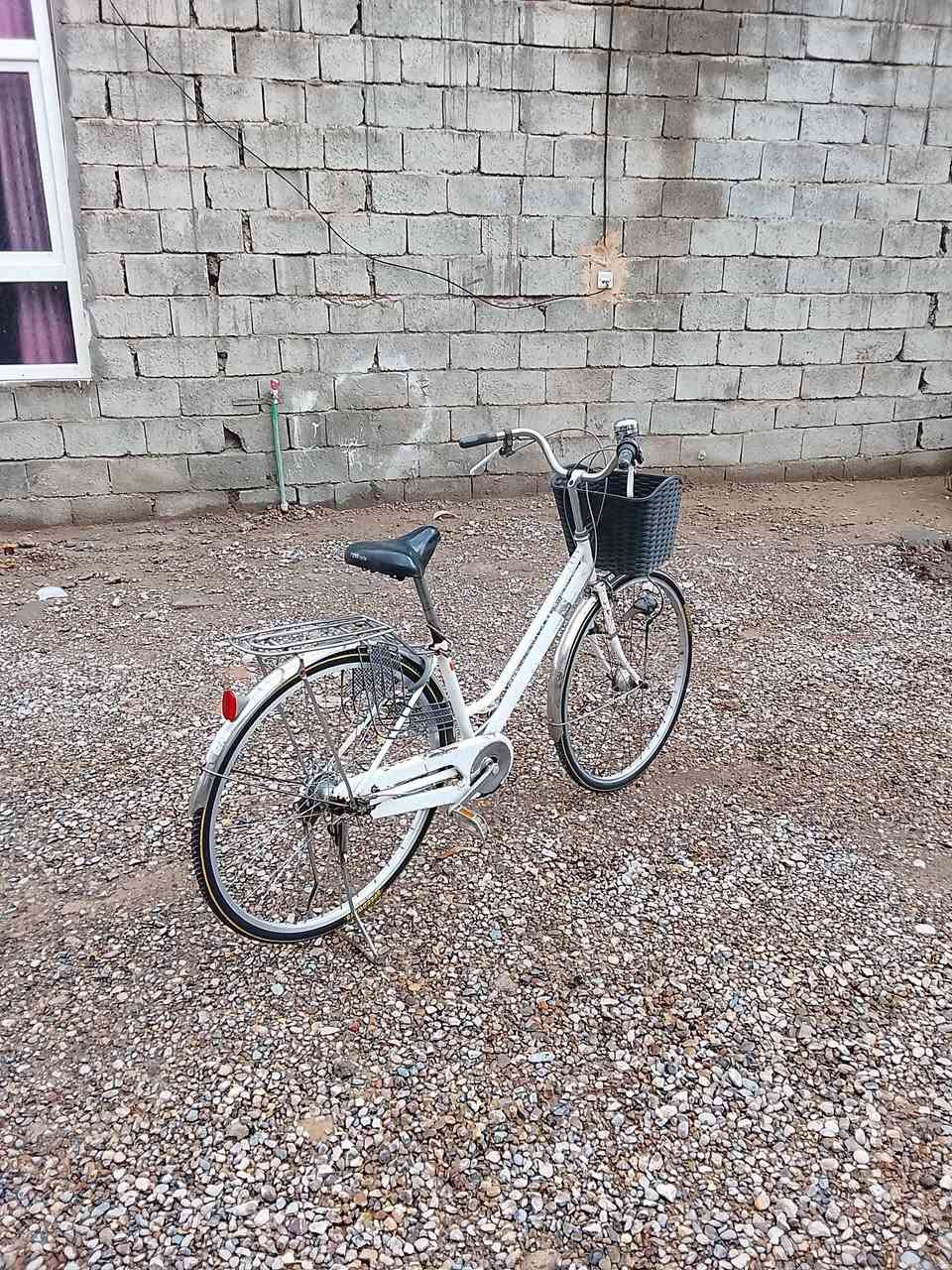 السلام عليكم بايسكل لبيع حجم 27 نضيف ما ناقصة ايشي تايرات جديدة السعر 65 وبي مجال  مكان تقاطع السادة  رقم الهاتف***********
