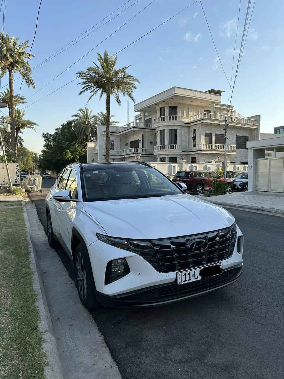 👑 هيونداي توسان (Hyundai Tucson) موديل 2023 👑
المواصفات: خليجية - فول مواصفات 1/1 (أعلى فئة بالشركة)
لأصحاب الذوق الرفيع والباحثين عن النظافة والفخامة، متوفرة الآن هيونداي توسان بمواصفات ملكية كاملة وجاهزة للاستخدام:
✨ أبرز المواصفات والمميزات:
 المحرك: اقتصادية وقوية، جاهزة لأي سفرة.
 السقف: بانوراما بالكامل (فتحة سقف ملكية).
 التشغيل والتحكم: تشغيل عن بعد، بصمة أبواب، وبصمة تشغيل.
 الشاشات والعدادات: شاشة كبيرة أصلية تدعم خرائط وأنظمة الترفيه + شاشة عدادات رقمية (ديجيتال) متطورة.
 الحساسات والكاميرات: كاميرا دوارة عالية الدقة + نظام حساسات متكامل (أمامي وخلفي) للمساعدة على الركن.
 المقاعد: جلد فاخر (تحكم كهربائي بالكامل) مع ميزة التدفئة والتبريد.
 الإنارة: لايتات LED أمامية وخلفية زنون أصلية مع ترحيب ذكي عند الاقتراب.
 الصندوق الخلفي: صندوق ذكي يفتح ويغلق كهربائياً.
 وسائل الأمان: نظام فرامل ABS، نظام مانع الانزلاق، رادارات ونظام المساعدة على القيادة.
 الجمالية: رينغات ألمنيوم حجم كبير أصلية، تحكم ستيرن كامل، صاج داخلي مميز، وسبايدر خلفي.
📌 حالة السيارة والتفاصيل:
 الرقم: رقم مميز (جاهزة للتحويل والوكالة فوراً).
 السعر المطلـوب: 215 ورقة (بيها مجال طيب وحك الجية للشراي الجناي).
📞 للاستفسار والتواصل مباشرة مع صاحب السيارة:
📱 ***********
مكان التواجد: بغداد.
(السيارة للمحبين والنظافة تحكم، الشراي يتصل وما نقصر وياه بالمعقول)
