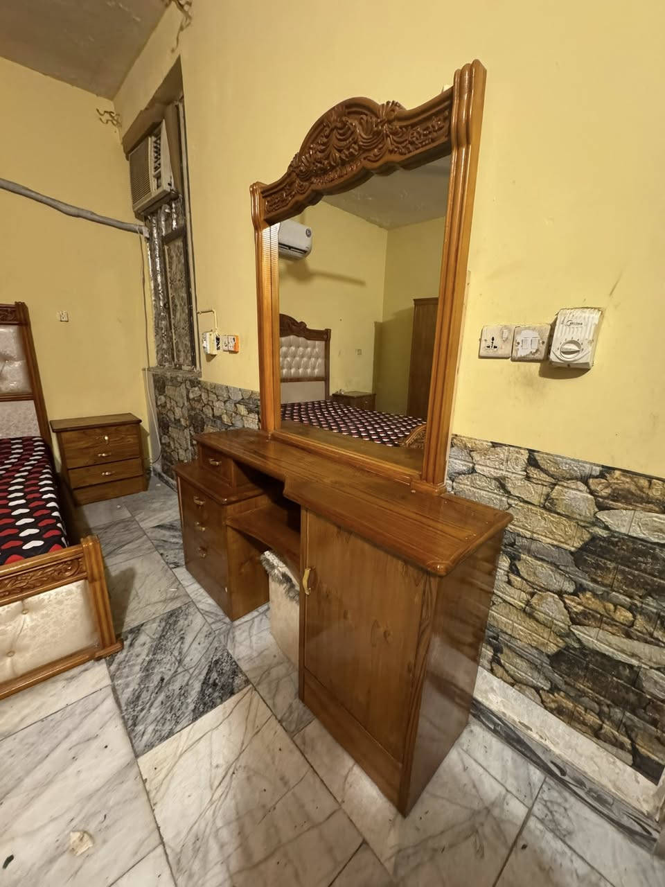 بله زحمه اقرة المنشور يله تتصل
السلام عليكم اخواني غرف للبيع عدد 2 الي لونها قهوائي صارلها مستعمله صارلها 5 اشهر جديده بلباكيت شخط بكد الاضفر مابيها كلش جديده سعرها مليونين و 500 مع الدوشك ملاحضة خشب زان اصلي 

و الغرفه الثانيه الي لونها خشبي عله صفار هم جديده بلباكيت وشخط مابيها هم قبل 8 اشهر مفصليها سعرها  مليون دينار مع الدوشك
  
العنوان بغداد الدورة 
***********
