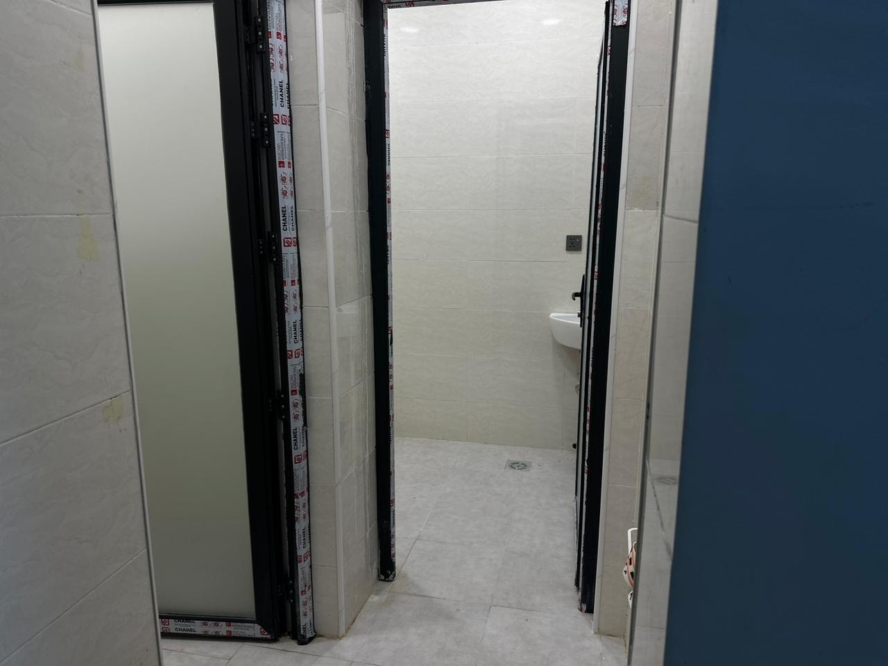 #للبيع
بيت بمجمع ابن يقطين ٢٠٠م طابقين مطلوب للعقاري ١١٧ مليون 
بناء ٢٠٢٤ السعر المطلوب بيد  المشتري ٧٨ مليون قابل للتفاوض 
البيت فيه ٤ غرف اضافة لباقي التفاصيل الاخرى براني وصالة ومطبخ وصحيات داخلية وخارجية 
#للاستفسار اكثر يرجى مراسلة الصفحة او الاتصال على الرقم *********** او زيارة مكتبنا الواقع في : السماوة - حي العسكري - مقابل صيدلية التفاح الاخضر ومجاور صيدلية الاريج .
