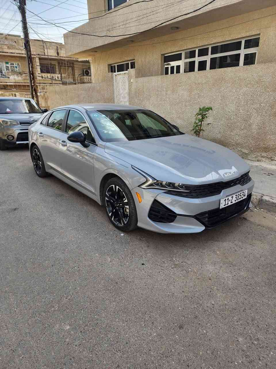 للبيع او مراوس حسب القناعه
عندي K5 GT-Line موديل 2024، لون سمنتي
ماشية فقط 21 آلاف كيلو
حره باسمي رقمها بغداد الجديد 

📌 المواصفات:
• محرك 1600 تيربو اقتصادي وقوي
• تشغيل بصمة + تشغيل عن بعد
• شحن لاسلكي للهاتف
• شاشة كبيرة 
• رادار جانبي وخلفي + مراقبة النقطة العمياء
• رادار الخطوط + قيادة ذاتية عالخطوط
• مقاعد جلد اسود + كرسي كهرباء
• ستيرن حرف D + كير أوتو وعادي
• أنظمة قيادة (Smart - Normal - Sport - Custom)
• مانع انزلاق + نظام ABS
• AUTO HOLD + AUTO BRAKE
• شاشة أعطال + كشافات أمامية + لايتات LED ثلاث عدسات
• نظام ملاحة + خرائط مدمجة
• حساسات كفرات + إشارات مرايات
• أندرويد أوتو + AUX + USB + بلوتوث
• تحكم كامل من الستيرن
• ويل كروم لون مميز
• دبل جام يعني العزل فول
• AWD
• بدون بانوراما 

🚗 الحالة:
• الضرر: حادثها جانبي بجم كبس بابين سكن مبدلات بلادي السياره بدون قطره صيغ
شرط تفحص سونار وين متريد 
📍 الموقع: بغداد - السيديه 
السعر  💸 
(20,000$) وبيها مجال بسيط
اذا معجبتك السياره اترك كلمه طيبه 

للاستفسار ***********

