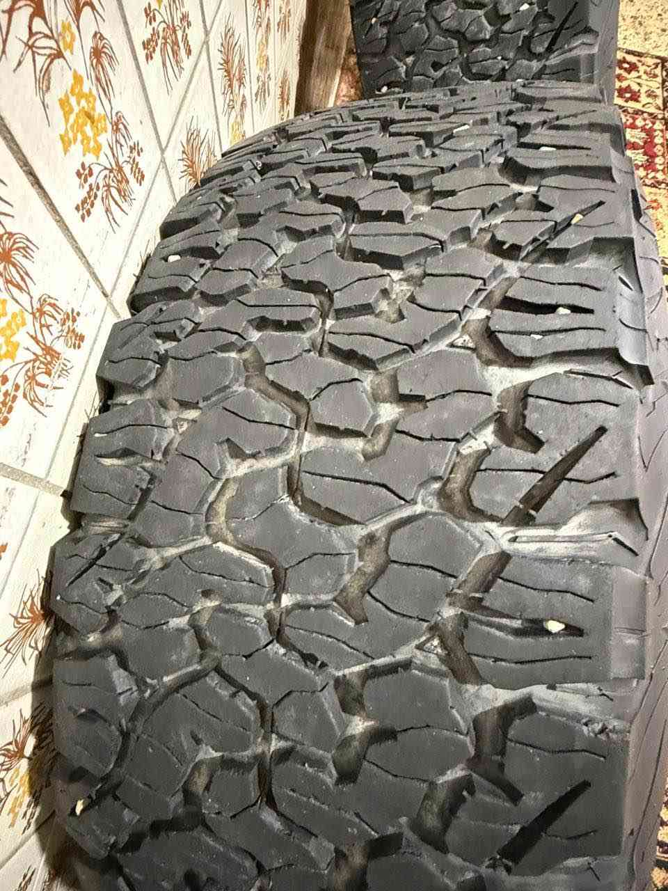 السلام عليكم
تايرات تخم كامل انتاج ٢٢ بي اف كود رچ والي يعرفهن يعرف قوتهن وعمرهن هذا التاير اتشده وتنسى اقل شي ١٥ سنه ال ١٠ سنوات 
حجمهن 18/315/70
وهذا رقمي 
***********
