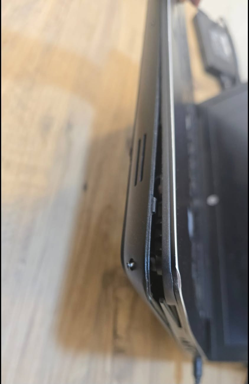 لابتوب HP ZBook 17 G3 – Workstation احترافي
المواصفات:

 المعالج: Intel Core i7-6820HQ

 كرت الشاشة: NVIDIA Quadro M3000M (4GB GDDR5)

 الرام: 16GB RAM

 التخزين: 512GB SSD

 الشاشة: 17.3 إنج Full HD IPS (1920×1080)

 مناسب للتصميم، الهندسة، المونتاج، والبرامج الثقيلة

 الحالة العامة:

الجهاز يعمل بكفاءة ممتازة من ناحية الأداء.

توجد خدوش وآثار استخدام مع كسر بسيط في الهيكل من جهة واحدة (موضح بالصور).

البطارية يفضل استبدالها، يعمل طبيعي على الشاحن.

 الكيبورد والماوس:

 جميع أزرار الكيبورد شغالة 100%

 أزرار الماوس العلوية (3 أزرار فوق التاتش باد) غير شغالة

 الأزرار السفلية للتاتش باد شغالة طبيعي

يمكن استخدام ماوس خارجي بدون أي مشكلة

 ملاحظات إضافية:

يأتي معه الشاحن

الشاشة، النظام، المنافذ، والأداء العام: سليم

(البيع بسبب عدم الحاجة)

السعر قابل للتفاوض

 السعر المطلوب: (900,000دينار عراقي و قابل للتفاوض)

فلاشين كل واحد 128 غيغا هدية معاه

 الموقع: نينوى/الموصل


**إذا كنت صاحب هذا الإعلان وتريد حذفه لأي سبب، رجاءا أرسل رسالة إلى الدعم الفني**