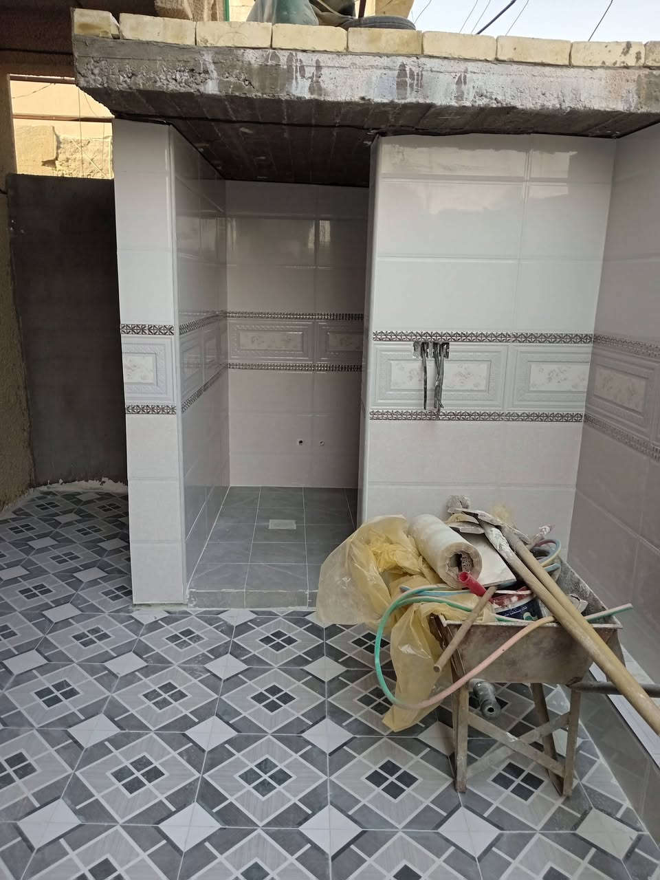 سلام عليكم بيت للبيع في قضاء المحمودية مقابل مستشفى المحمودية المساحه الوجه عشرة متر والنزال اربعه عشرة متر ترميم جديد خمسة غرف النوم وهول اتصال خاص***********
