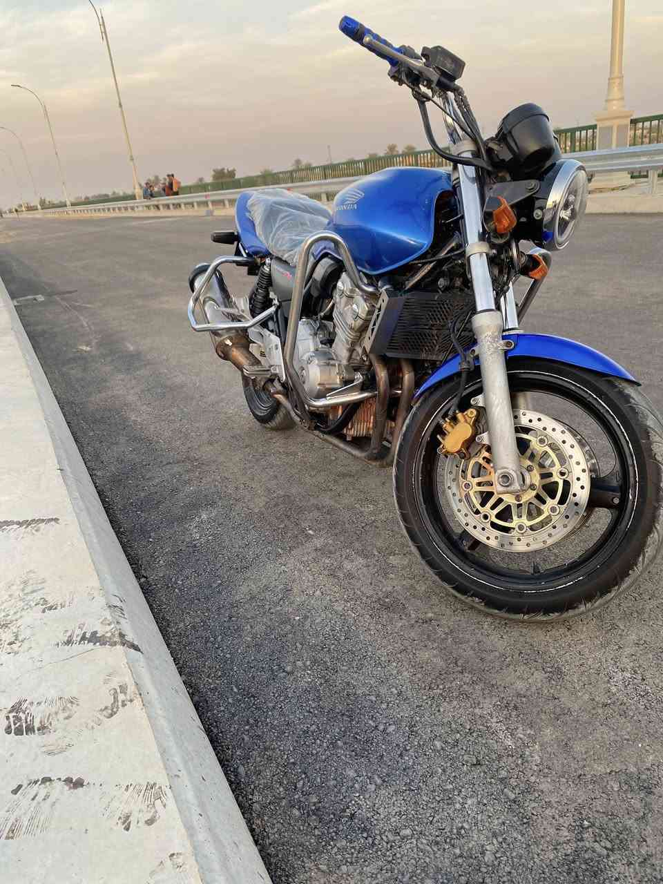 السلام عليكم 
للبيع دراجة محرك  400 c جيل ثالث 
موديل 2008
أوراق كامله وكمركه متفوع 
نكره سلف تشتغل 
 مكينه مكفوله كفاله عامه من صوت وأي دخانه ما بيه  
السعر 21 وبيه مجال 
مكاني صلاح الدين 
الراغب بل شراء يتصل عل رقم 
***********
