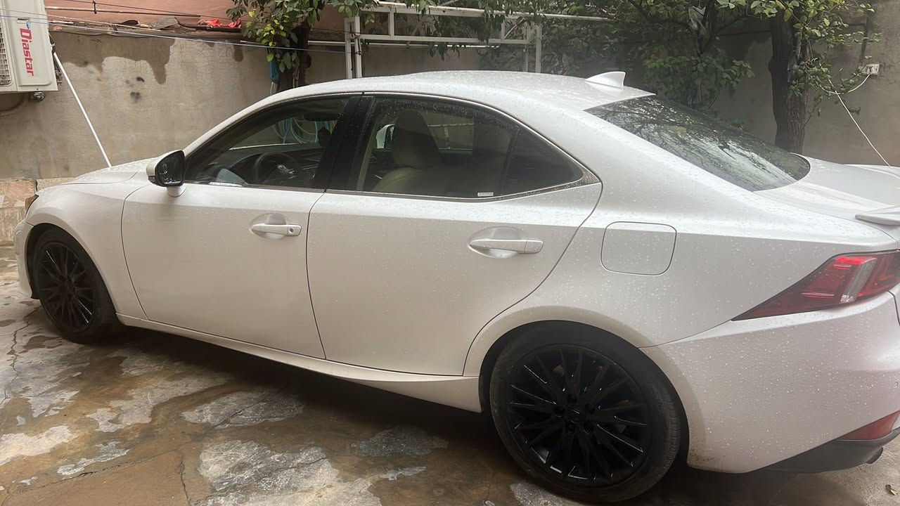 سلام عليكم لكزز موديل 2016 Is 20t
سقف سلايت 
كير شفت 
3 انظمت قياده 
كوشن كهرباء جلد 
هواي بيه موصفات بعد 
مكان سياره كركوك  
*********** وتساب
سعر خاص
