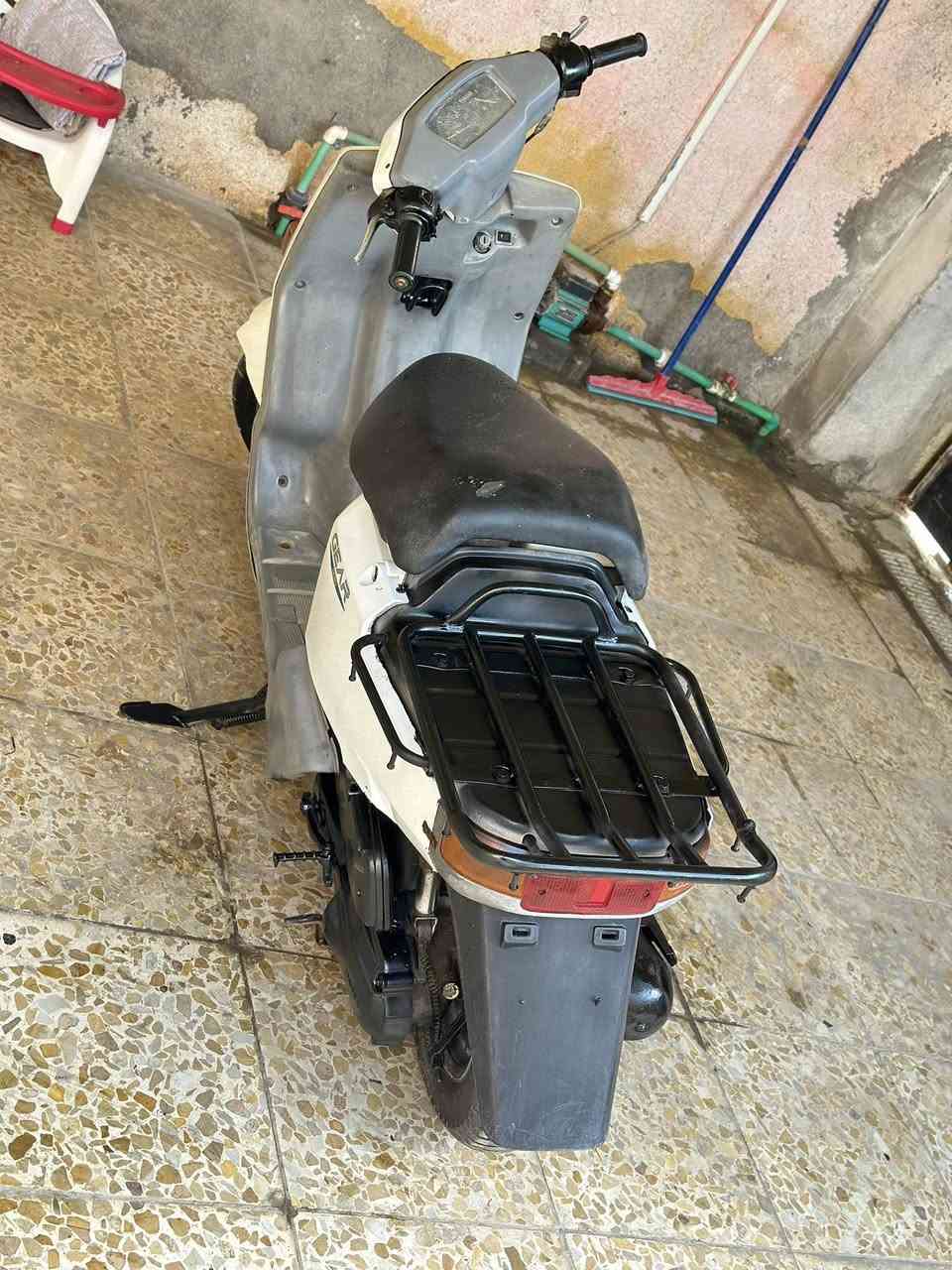 السلام عليكم
ياماها بيكم سرعة 60 دراجة حلوة ونظيفة
كل الكهربائيات شغالة شديت الها باتري جديد لكن هبط يمكن كتف الشحن لازملة تبديل وترجع طبيعية
بيها صوت بالمحرك من تمشي فوگ الـ 40 بس ما ماثر عليها 
سعرها 300 وبيها مجال قليل مكاني التنومة ***********
