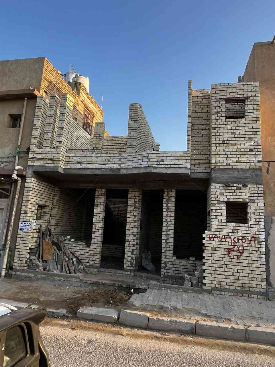 للبيع بيت هيكل طابقين الواجهه 8 متر والنزال 10 متر المساحه 80 متر الموقع حي العامل المنطقه الثالثه قريبه على حي المعلمين الطابق ألأول يحتوي على استقبال وغرفه وصاله ومطبخ وحمامين وترك والطابق الثاني يحتوي على ثلاث غرف وحمامين للأستفسار ***********
