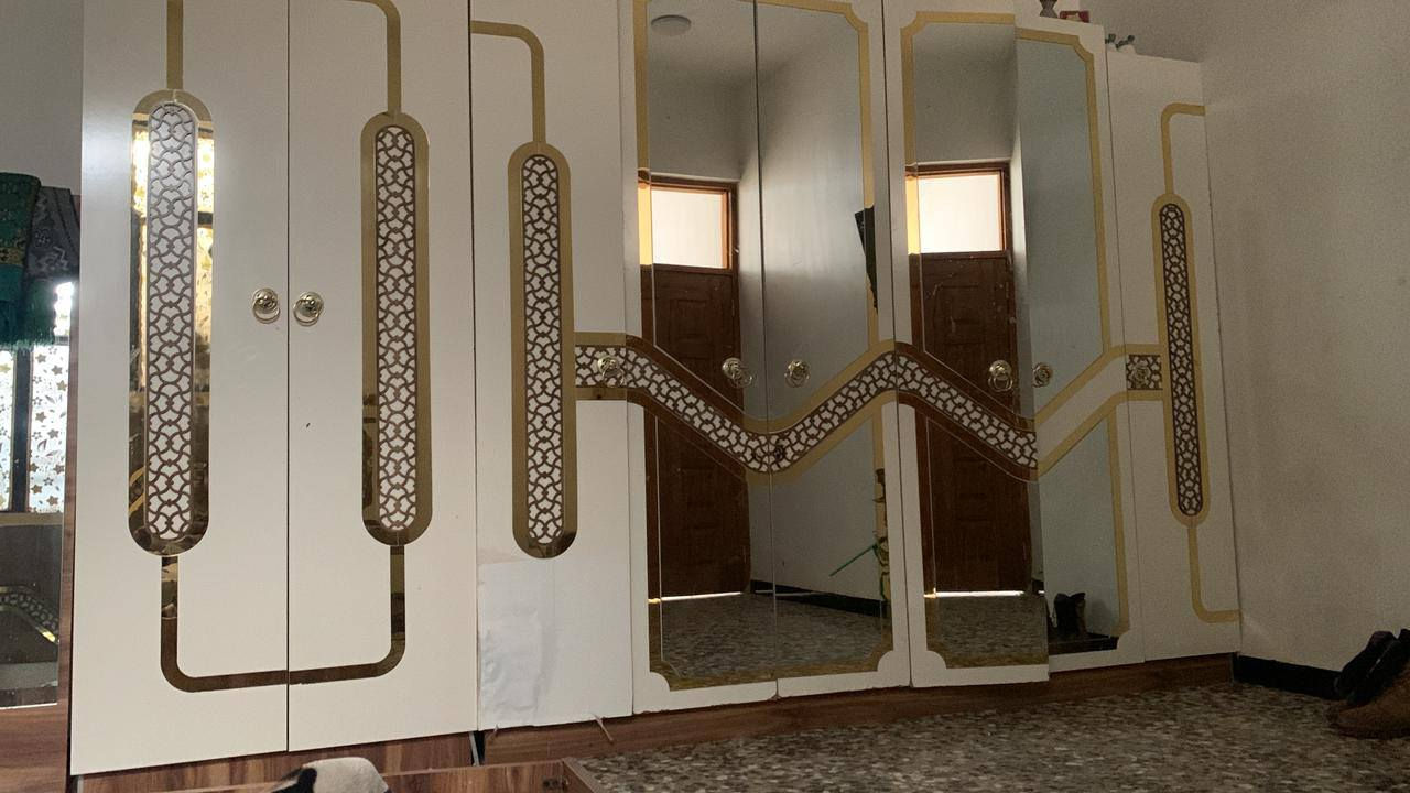 غرفة تركية مع الدوشك ب٣٠٠ العنوان بغداد بوب الشام 
فقط يحتاج الها مراية لميز تواليت الشراي يتصل هسة ***********
