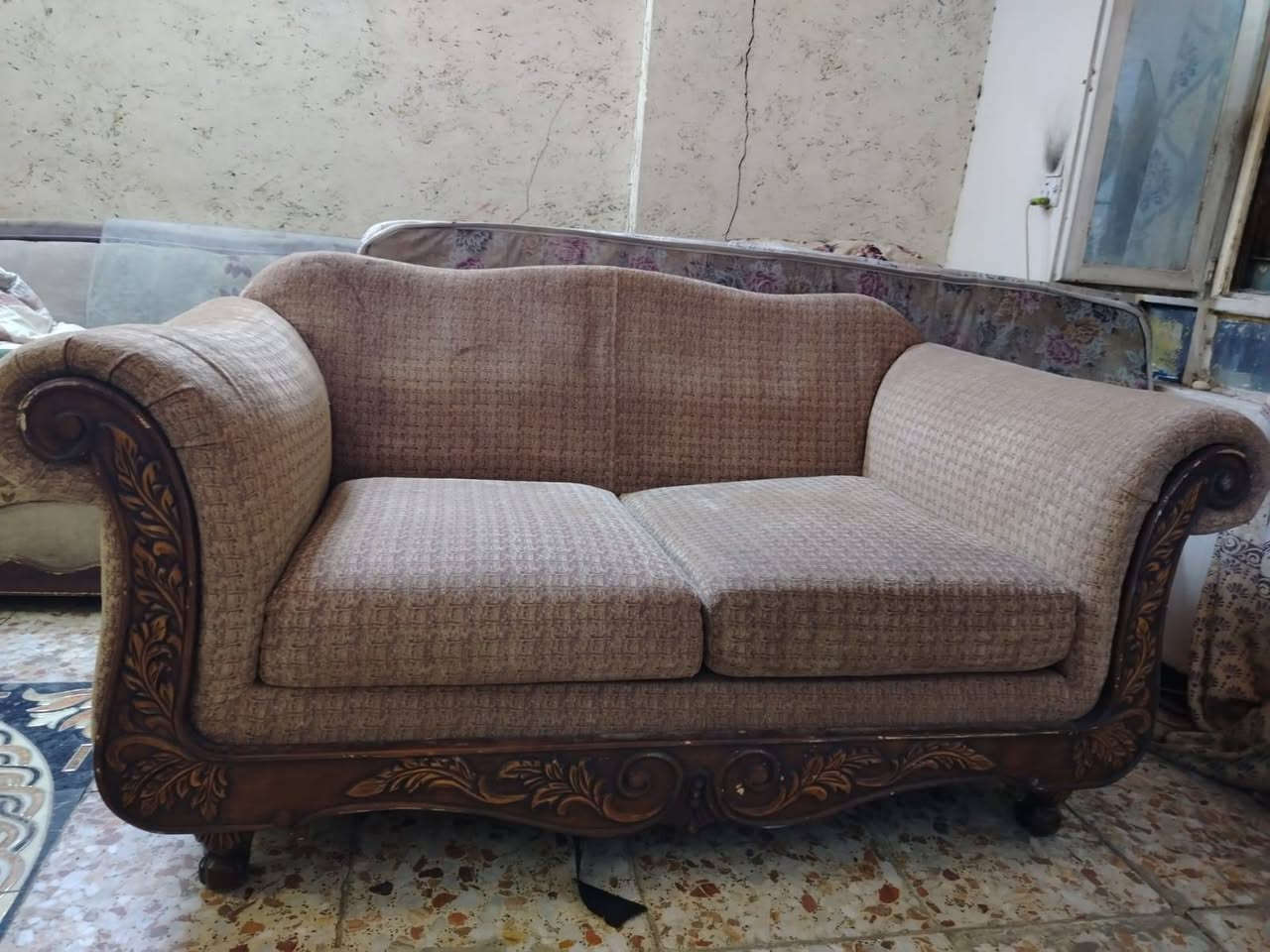 السلام عليكم كيت كامل تخم ١٠ مقاعد مع ميز وطبلات 2 صغير وطبلة كبيرة وسطية السعر 300 
المشتل 
***********
