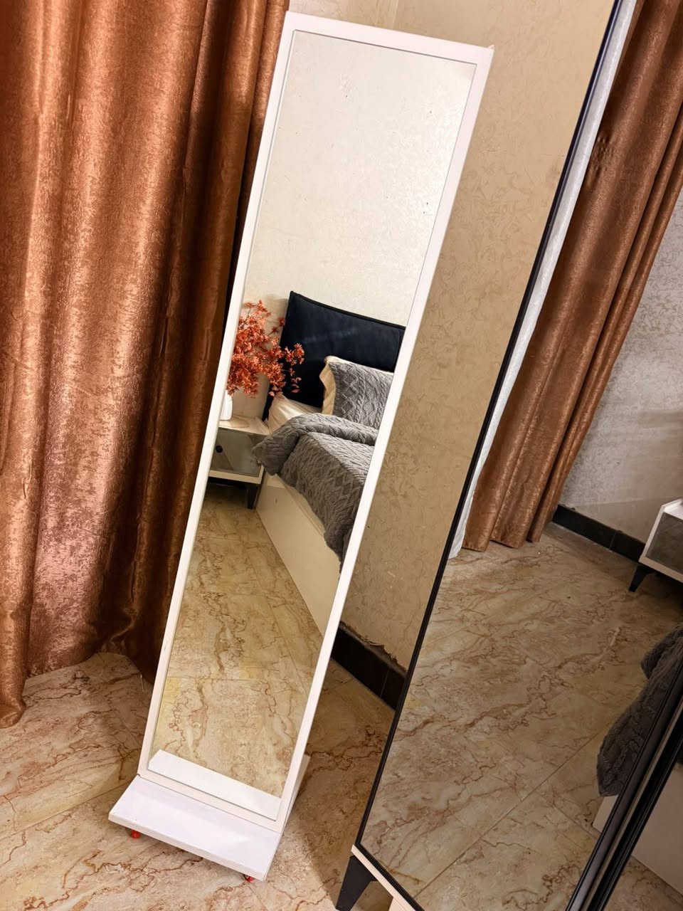 غرفة تركيه المودرن أبواب للبيع نضافه 100٪100
 تكمه قويه ثگيله أصلية ماركة ملأمه للعرسان
 8 قطع الجمام الشفاف مابيها ولا شخط ولا زلغ السرير مخزن
*********** وأتساب
