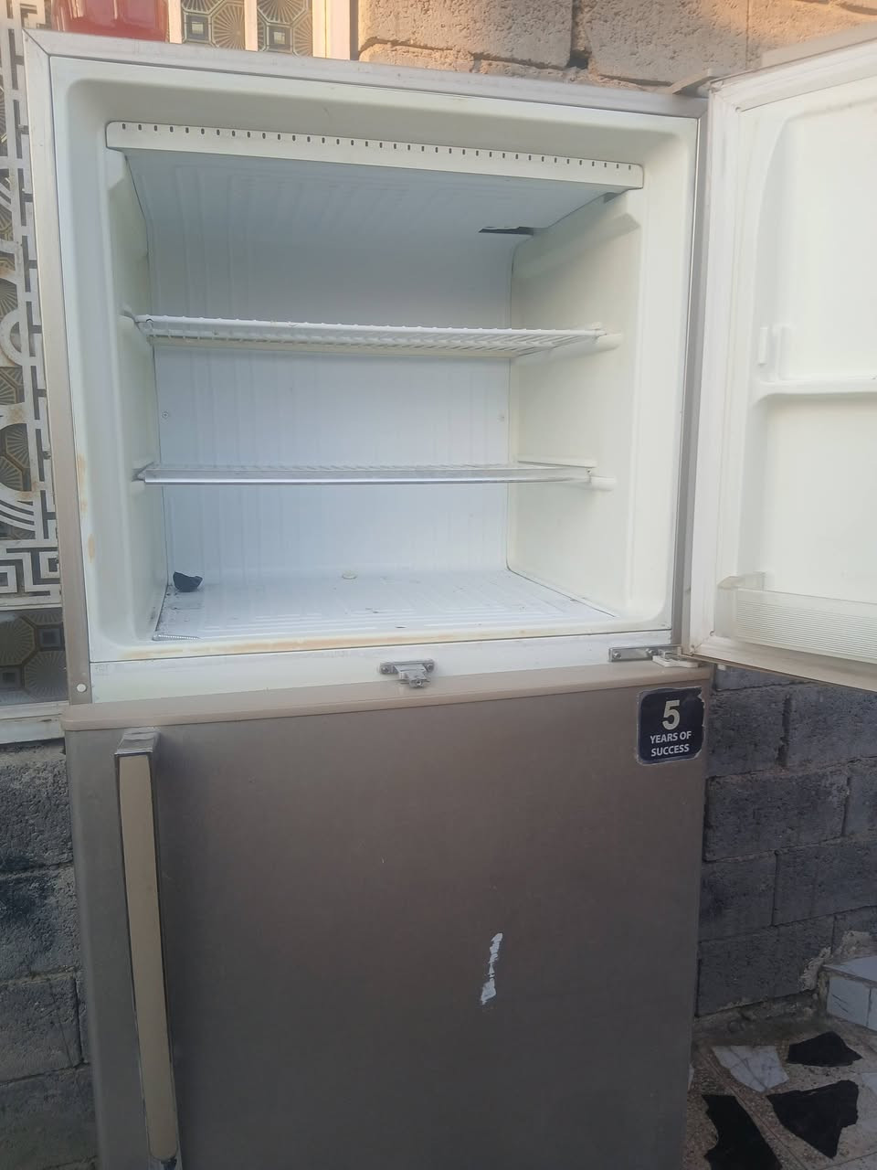 ثلاجه البيع سعر ١٦٠ شرط شغل والضمان/غساله شرط شغل سعر ٦٠ بغداد حي نصر قرب المعارض ***********
