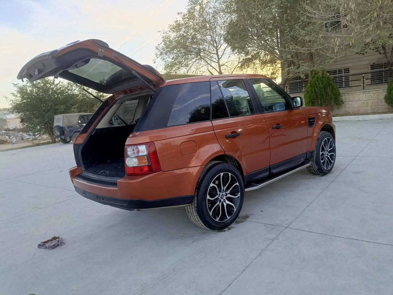 ڕەنج ڕۆڤەر بۆ فرۆشتن ساخ ساخ مۆدێل 2006 کامل بچمی گۆڕاوە بۆ 2012 گێڕو مەکینەی لۆک لۆکە شەش پستۆنە زۆر زۆر بەقوەتە تەقەو ڕەقەی بەشەرت چرکەی تیانیە چوار تایەو ویلی لۆک لۆکی لەژێرە برێک بەسمەیە ئاوێنە کارەبایە ئاوێنەی هیتەرە کوشین  ساردو گەرمە کوشین کارەبایە قوفڵ ئەکسلەو مۆدەکانی لێخوڕینی هەیە حاسەو ڕادارە خەتی جادەو دەبڵ شاشە و تەبرید ساردو گەرموو هەمووگیانی بەشەرت سعری 65 وەرەقەو کەمێک مەعمەلە شوێن کەلار موشتەری نیت بێزارم مەکە گۆڕینەوەش ئەکەم بە شاهینە ***********
***********
