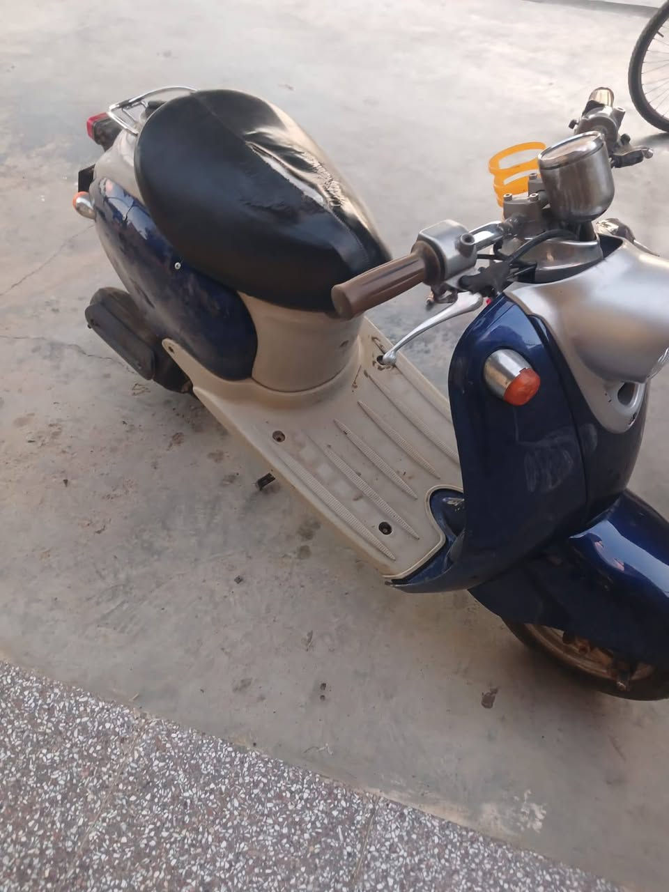 سلام عليكم دراجه كلاسيك للبيع دراجه حلوه مكينه مجفته جديد  مكاني بغداد سعر 200 رقم هاتف ***********
