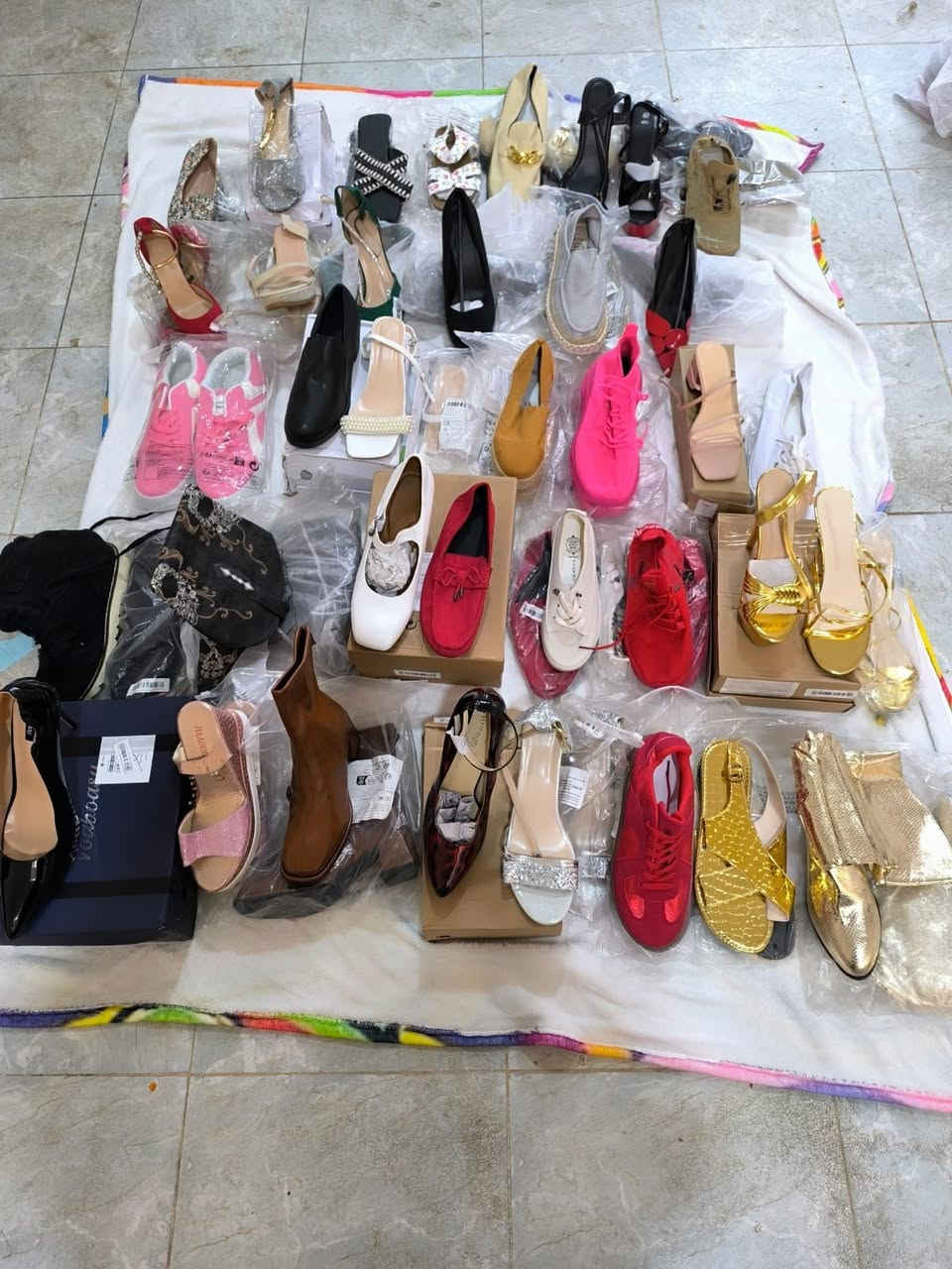 شلعة احذيه موديلات  مشكل
جديد امزون بالكارتون
37 قطعه

الي تفيده الشلعه يراسلني ومانختلف
للتواصل وات ساب
***********
