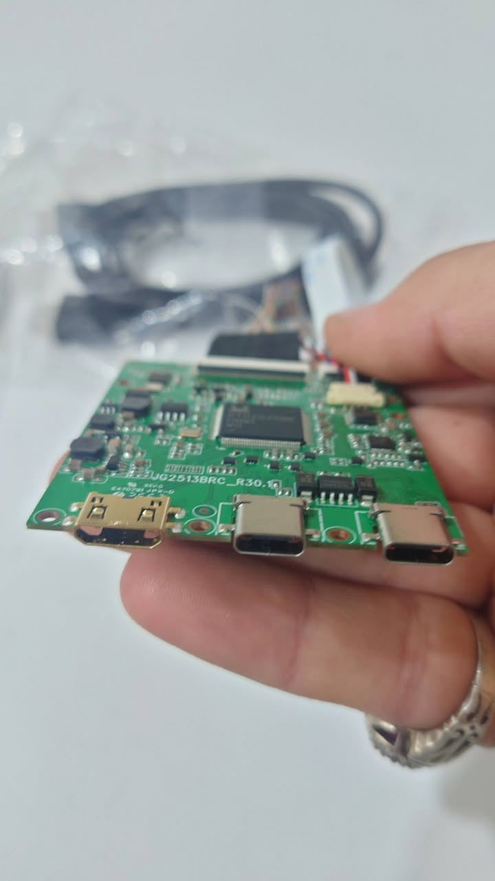 لوحة تحكم مخصصة لتشغيل شاشات LCD.
لوحة تحكم احترافية ومتكاملة من شركة VSDISPLAY الشهيرة، مخصصة لتحويل شاشات اللابتوب أو الشاشات الداخلية إلى شاشة عرض خارجية مستقلة تعمل على أي جهاز.
- المعالج الرئيسي: Realtek RTD2525BE عالي الأداء لضمان استقرار الإشارة والألوان.
- تدعم حتى دقة Full HD (1920x1080p أو 1920x1200p) بتردد 60Hz/75Hz.
- واجهة eDP (تتوافق مع أغلب شاشات اللابتوب الحديثة مقاس 11.6، 13.3، 14، و 15.6 بوصة).
- تحتوي على منفذين Mini HDMI لتوصيل جهازين بنفس الوقت والتنقل بينهما بسهولة.
- منفذ Type-C متعدد الاستخدامات يدعم نقل الإشارة الكهربائية وتغذية اللوحة بالطاقة.
- منفذ مخصص لتوصيل مكبرات الصوت (سماعات سلكية أو سبيكرات صغيرة).
- تأتي مع لوحة أزرار للتحكم في الإعدادات والسطوع والقوائم (OSD).
- تحويل شاشة لابتوب قديم أو مكسور إلى شاشة ثانوية للكمبيوتر.
- توصيل أجهزة الألعاب (بلايستيشن / إكس بوكس / نينتندو سويتش).
- مشاريع التعديل وصناعة شاشات صغيرة لأجهزة الـ Raspberry Pi.

25 الف


**إذا كنت صاحب هذا الإعلان وتريد حذفه لأي سبب، رجاءا أرسل رسالة إلى الدعم الفني**