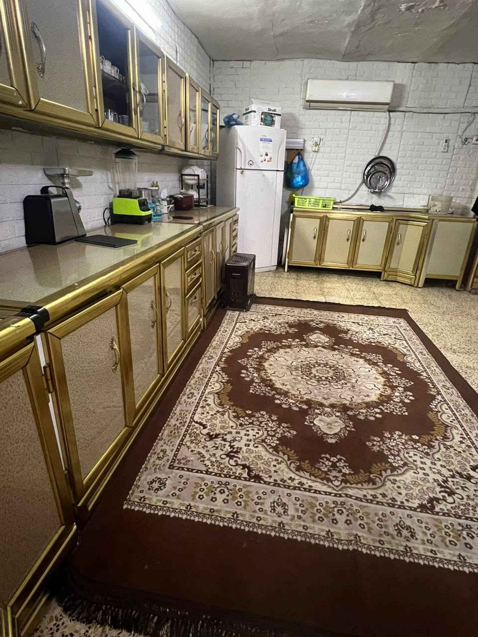 بيت بالبياع تجاوز و ماشيه معامله تطويب من فتحو التطويب مساحته أكثر من 140 م مربع يحتوي على صاله چبيره و مطبخ ب نفس حجم الصاله وحمام ومرافق بناء جديد و كلدور وغرفه صغيره أيضاً
الموقع قرب جامع علي البياع خلف مستوصف البياع مباشره بشارع المدارس 
للاستفسار الاتصال على 
***********
