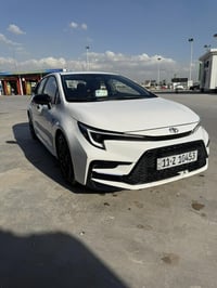 للبيع: كورلا هايبرد GR موديل:2025 ممشى:16000كيلو متر  بيها فقط ضرر بسي...