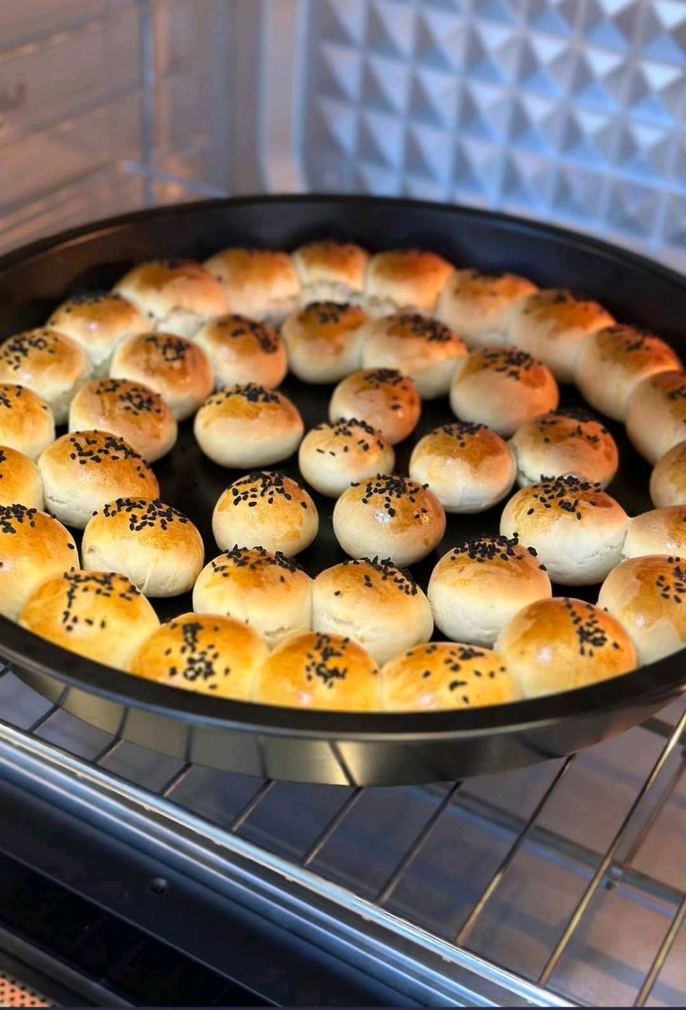 🔥✨ فرن كهربائي سعة100 لتر من Embleme ✨🔥
إذا تدور على فرن قوي وكبير يلبي كل احتياجاتك… هذا الخيار المثالي 👌
🍽️ سعة كبيرة 100 لتر 
مناسب للعوائل الكبيرة والمناسبات 🎉
🔥 توزيع حراري احترافي
4 هيترات من الأعلى + 4 من الأسفل لضمان استواء مثالي لكل الأكلات 😍
🍕 ملحقات متكاملة:
✔️ دبل صواني
✔️ صينية بيتزا 🍕
✔️ شبك (فنگر) للشوي
✔️ سيخ شواية دوّار للدجاج 🍗
✔️ صينية لتجميع الدهون
💡 مزايا إضافية:
✨ مروحة داخلية لتوزيع الحرارة
✨ مصباح داخلي لمتابعة الطبخ
✨ تحكم كامل بتشغيل الهيترات
✨ طلاء داخلي أصلي مقاوم للصدأ والتكلسات 💯
🛡️ ضمان سنة كاملة (وكالة امبليوم)
🚚 توصيل سريع ومجاني لكل محافظات العراق
📩 للحجز والاستفسار:
مراسلة الصفحة خاص أو واتساب
📱 ***********
💥 لا تضيع الفرصة… خلي مطبخك احترافي مع Embleme 💥