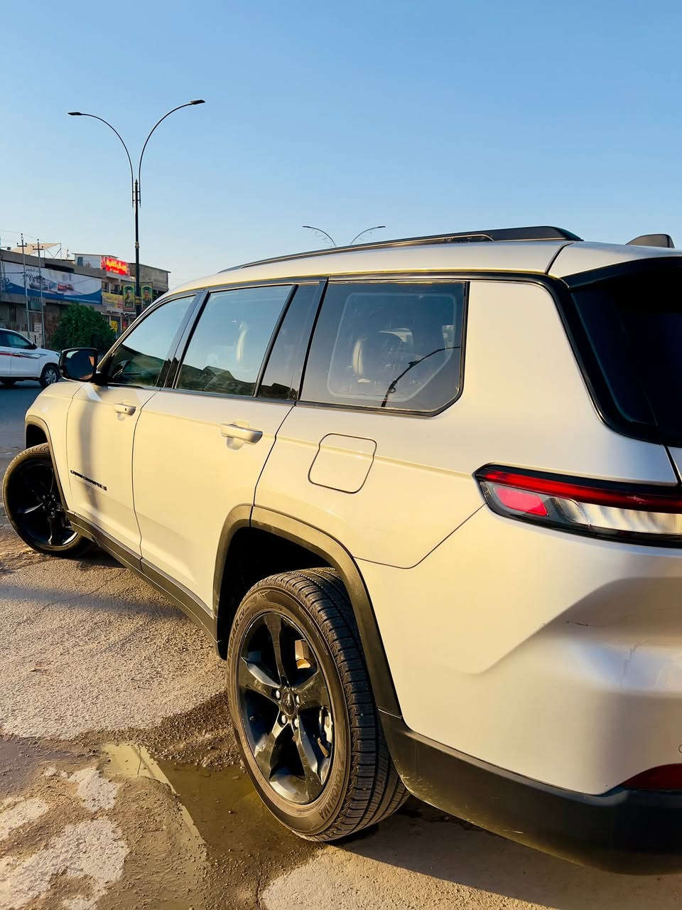 � للبيع Jeep Grand Cherokee  2021 🔥
سيارة عائلية فخمة تجمع بين الهيبة، الراحة، والأداء القوي.

✅ موديل 2021

✅ 7 ركاب (3 صفوف)

✅ محرك 3.6 V6 Pentastar اقتصادي وقوي

✅ كير أوتوماتيك 8 سرعات

✅ مقاعد جلد وشاموه فاخرة

✅ مقاعد صف ثاني منفصلة (Captain Chairs)

✅ شاشة وسطية كبيرة

✅ شاشة عدادات رقمية

✅ مثبت سرعة

✅ كاميرا خلفية وحساسات

✅ تشغيل بصمة وستارت

✅ مكيف أمامي وخلفي مستقل

✅ جنوط رياضية سود

✅ إنارة LED كاملة

⭐ سيارة واسعة جداً ومناسبة للسفر والعائلة.

⭐ ثبات عالي وراحة استثنائية على الطرق السريعة.

⭐ شكل حديث وهيبة أمريكية معروفة.

السيارة رقم جديد وبأسمي مداور ثاني يوم 

الحادث ربع البنيد صبغ + خشم الجاملغ بارد 

الباقي مكفول السيارة جديده جاهزة للفحص بأي مركز تختاره 

السعر 245 وقابل للتفاوض للجادين فقط

📞 للاستفسار

*********** اتصال + واتساب

