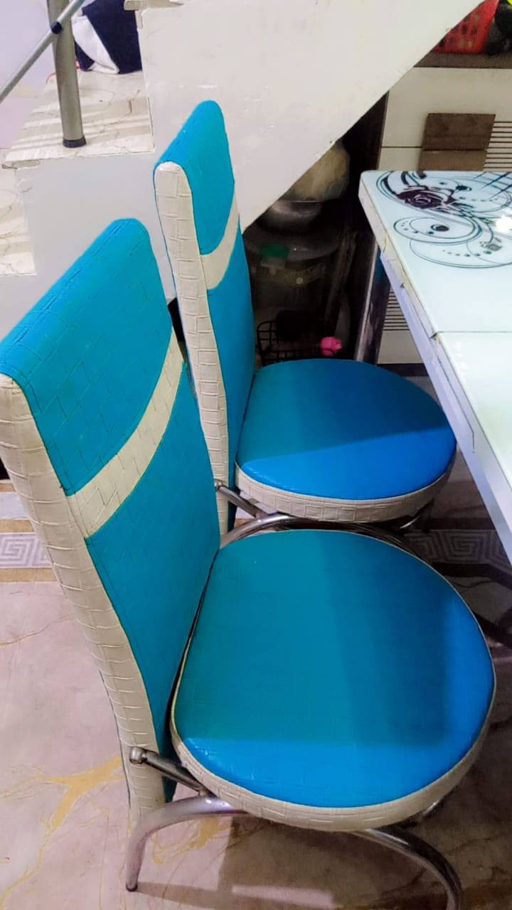 ميز طعام كزاز يصغر ويتكبر ٣كراسي سعر 80 لمكان بغداد ***********
