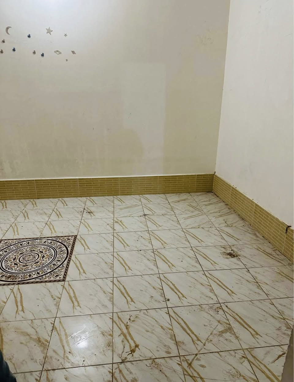 دار ايجار 100 متر حي الوفاء طابقين 3 غرف نوم وصالتين ومطبخ واستقبال مرتب مكان هادى قرب الشارع العام للاستفسار واتساب فقط
***********
