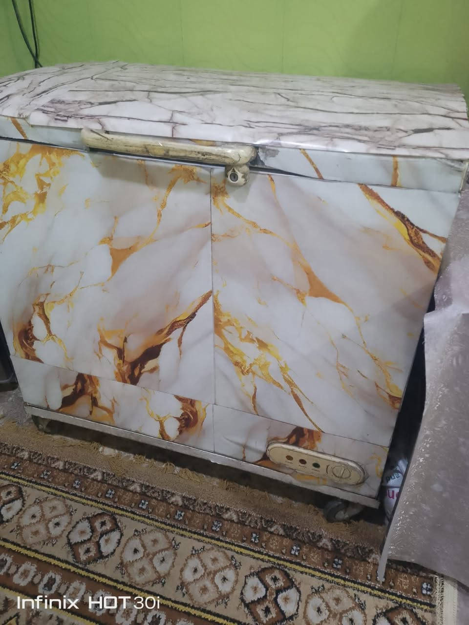 للبيع 
طباخ شغال 
مجمده تجميد ممتاز 
***********
