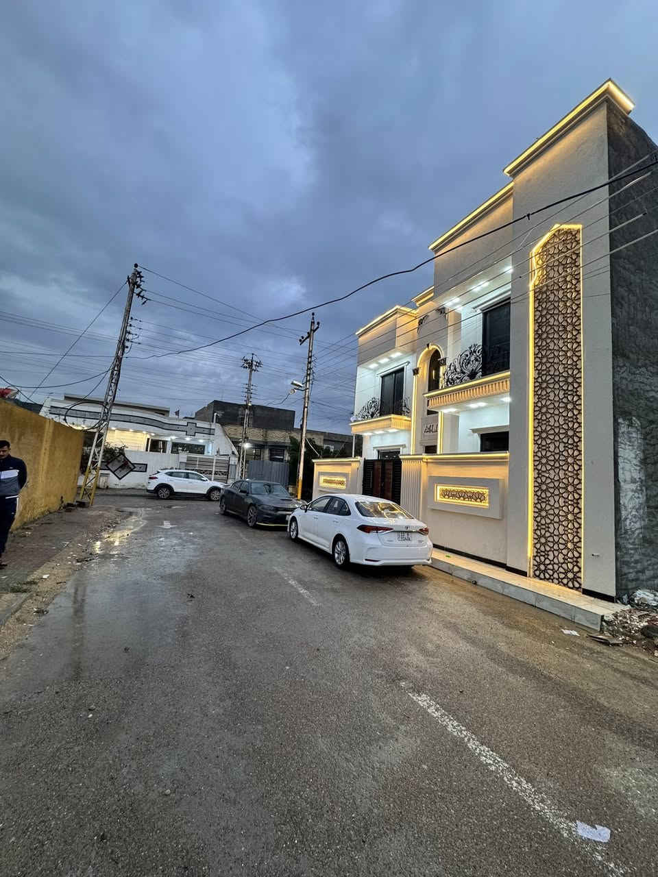 السلام عليكم
بيت للبيع 
طابو صرف 
140 متر 
وجه 13 
نزال 11 
بغداد المدائن سلمان باك ( البانوراما ) 
جهة المدارس 
قرب الشارع الرئيسي 
ركن على شارعين 
3 طوابق 
3 غرفة نوم 2 سويت 
4 حمامات وانتو بكرامه
بناء جديد قبل شهرين 
سعر مناسب جداً 
للاستفسار 
***********
