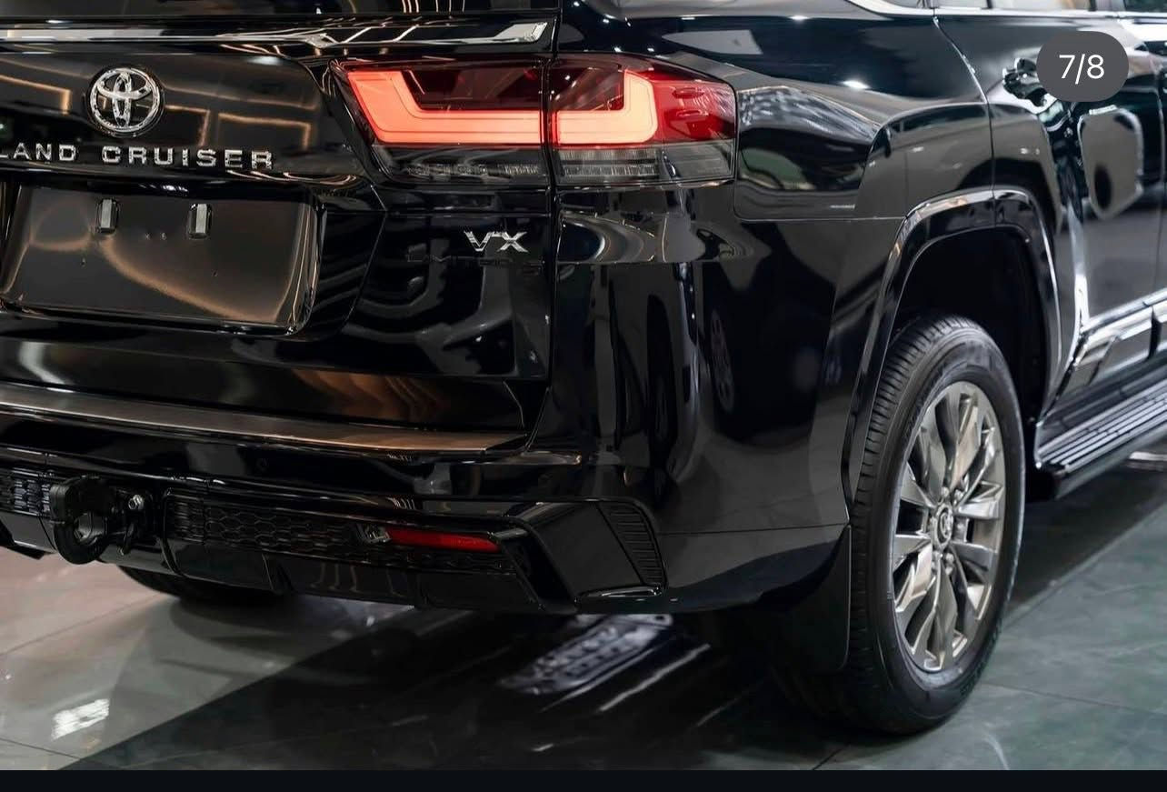 السلام عليكم 
لاندكروز VX 2025 لمتدد S بلاك ادشن 
محرك 3500 تون تيربو وكالة جيهان زيرو ماشيه 4 الف كيلو مغلفه افلام ابواب شفط كشنات تدفئة تبريد داخل بيجي ٣ شاشات سستم صوت JBL لدات داخلية متغيرة الالوان كامرة ٣٦٠ رادار امامية خلفي جانبي وثلاجة وسطية حماية ppf بالكامل يم NVN ضمان ١٥ سنة حتى القماره والجام تظليل وبيها باج تظليل بي سنه مدفوع كامل مع درع جام جلاتيني للجامة
***********
السيارة رقم اربيل تحويل ثاني يوم 
مكانها بغداد
