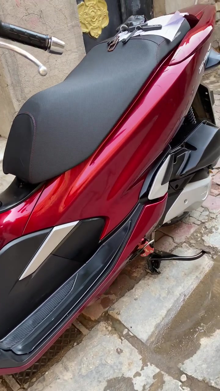 السلام عليكم للبيع
دراجة pcx بصمة ياباني جيل ثالث 
مال مزاد نازلة من كلشي وكلاشي ( كارتون ) 
رقم الشاصي JF81 - 1044059

لون مميز ماروني او كرزي 
حجم المحرك 125cc 
عداد المسافة 21 الف حقيقي 
ورقة مزادها وياها شرط 
بصمات عدد 2 + مفتاحين طوارئ 
تايرات الوكالة مشلن امامي + خلفي 
ستيكرات ويالة عمل اصليات 
حساس زدحام + ستان كهربائي 
عده سباين + منفيس اصلي + ورقه مزاد 
دراجة مكفوله كفاله عامه من باب تاخذها 

العنوان النهظة شارع شيخ عمر 
قرب باجة الحاتي رقمي 
***********
