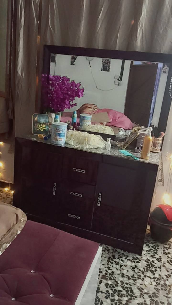 غرفه تركية قوية نضيفة ٩ قطع ضخمه 
‏‪***********‬‏
سعره ٧٥٠ وبيها مجال 
او مراوس ب غرفه صغيرة وتنطي فرق مكاني الزعفرانية
