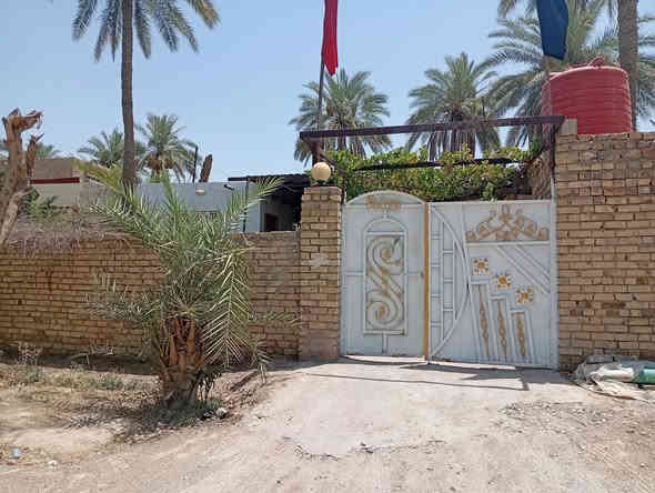 السلام عليكم بيت مع قطعت ارض للبيع المساحة 750مساحة البيت 300بناء حديث الأرضية بورسلين والسقوف ثانويه بي اثنين اغرف وحده 4/5وحده4/6وصاله وحمام داخلي ومطبخ 6م وهول مع درج ومضيف 4/8 وجملون عرض 7وطول11 البيت مشجر بي 10نخلات مثمرات والباقي شجر فواكه خدمات كامله ماء وكهرباء ومولد ذهبي ومنضومه كامرات مدارس عبر الشارع ابتدائيه ومتوسطة وعداديه سند 25بسمي اقرار محكمه العنوان قرب طويريج يم سيد محمد العابد تيل 440السعر70وبي مجال الرقم ***********
***********
