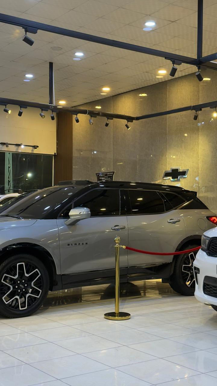 شوفر ليت بلايزر للبيع RS فول اعلى فئه 
الضرر جداً حفيف فقط البنيد مبدل السياره جديده وفول ولون سمنتي تو كلر علامه ضوئيه  المحرك V6 سلندر مواصفات RS معروفه فولل سعرها 260 ورقه  رقم لوحه اربيل وكالة او مداور 
استفسار 
0770 329 3301
