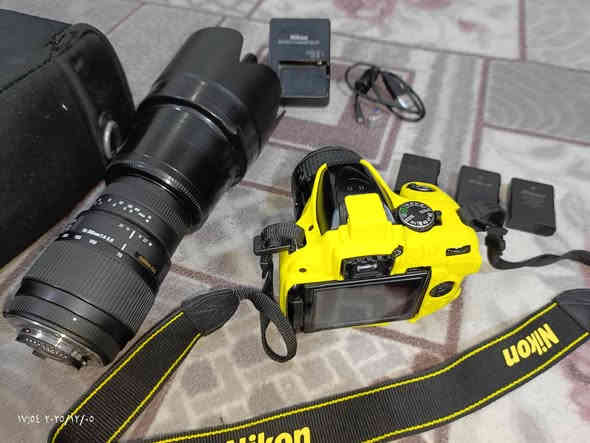 كامره نيكون للبيع 
كامره نيكون 5200D  
كامره نضيفه كما موضح بلصور 
الكامره شرط الفحص مابيه اي مشكله او خلل كفاله 
بيه عدسه الكت الاصليه 18 55
وعدسة ثانيه زوم سكما 70 300
(الملحقات) 
1-قطاء جلاتين اصفر 
2-بطاريات عدد ثلاث 
3-اوتو جي عدد اثنين
4-واير لنقل الصور من الكامره للهاتف
5-رام 16كيكا 
6-جنطه
7-فرشت تنضيف للكامره
8-هود مال عدسة 70 300 دبل 
9-شاحنه بطاريات 
10-حزام لحمل الكامره
11-السعر 450الف وبي مجال  

تجي تفحص شرط النضافه مكفوله

العنوان البصرة الزبير الحي العسكري 
لتواصل علي الرقم 
***********
