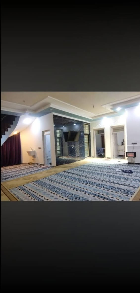 بسم الله الرحمن الرحيم السلام عليكم بيت للبيع بحي الامين الاولى قرب بنزين خانت الشموس مساحه الدار 350 متر مربع يحتوي على غرفتي النوم 5:30 مربع الصاله 13 6:30 استقبال 10 الطول العرض اربعه ونص المدخل 145 متر***********
