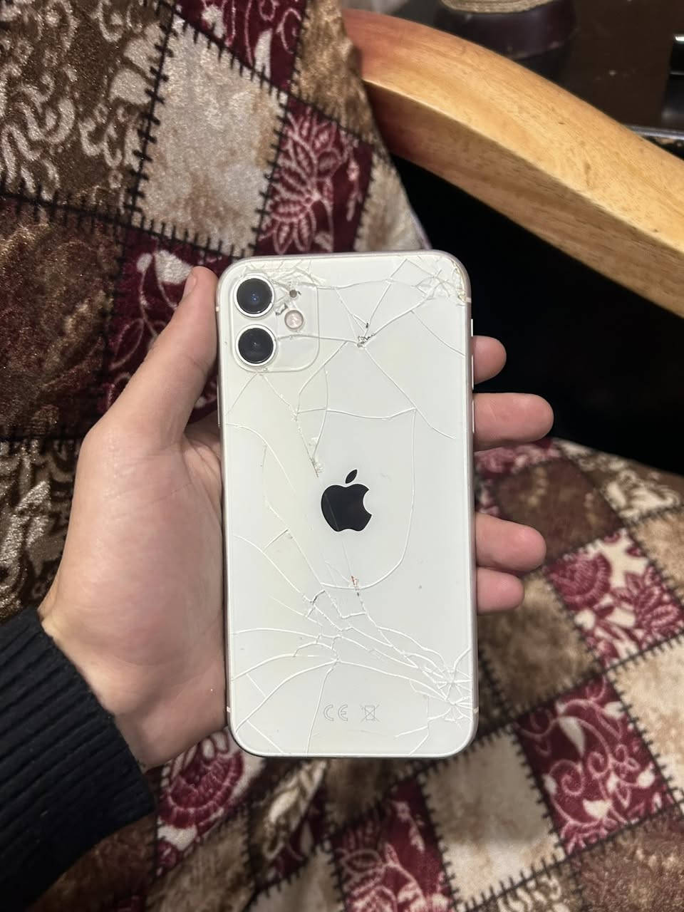ايفون 11 عادي  128g  ممفتوح بطارية 71 والضهر مكسور  سعر 220 وبي مجال***********

