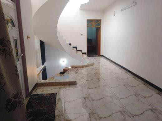 السلام عليكم 
دار للبيع مساحة 150 متر طابقين مع بيتونة ومخزن مدخلين يقع على شارع 20 في المربع الاول المحمودية حي السلام الطابق الارضي يتكون من استقبال ومطبخ وصالة وغرفة نوم ومجمع صحيات 
الطابق الثاني يتكون من ثلاث غرف نوم ومجمع صحيات والثالث بيتونة مع مخزن و السطح شتايكر 
للتواصل مع صاحب الدار 
‭0771 155 8022‬
او الاتصال معي 
***********
السعر 200 وقابل للتفاوض المحمودية
