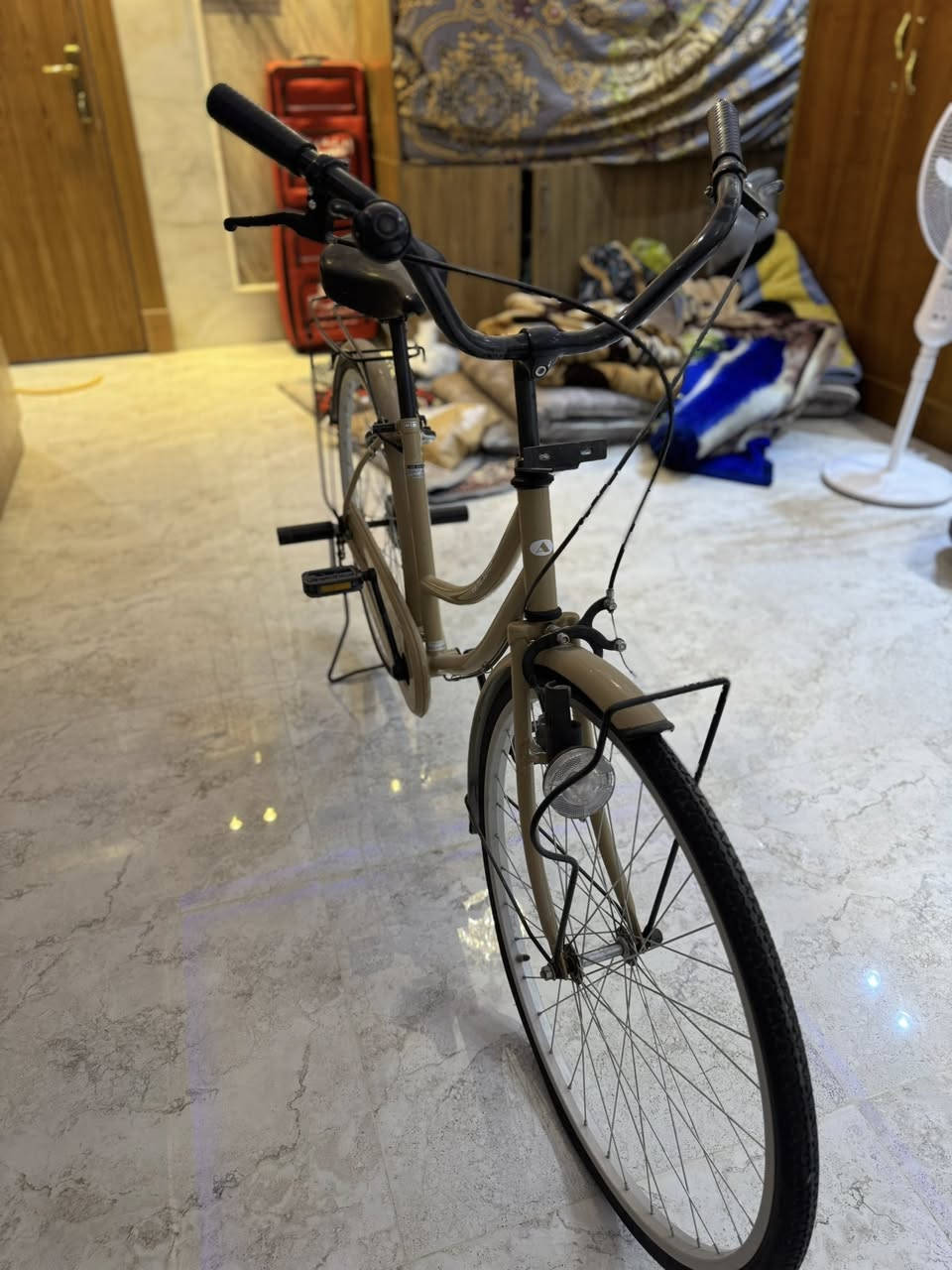 سلام عليكم حبايب باي سيكل موديل 24 حجمه 26 اللون بيجي و الله استعماله اقل من شهر لأن اشتريت دراجة ￼وعفته ￼فه ‏هسه رايد ‏أبيعه مكاني كربلاء حي المعلمين السعر 110 أوبي بمجال بسيط للشراي ￼   والخاص مفتوح وهذا رقم موبايلي للاستفسار ￼*********** 🖤🖤
