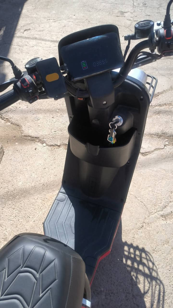 سلام عليكم
دراجة شحن R7 للبيع.
ماشية 3الف فقط 
ماركة WINLEE
لون اسود+احمر 
موديل 2025
عدد البطاريات=5حجم كبير.
ملف 2000 
تاير عريض+جوبلس.
شاحن تليفون موجود.
دسكات دبلات رياضي
سويج عدد2 + بصمة2.
تشغيل عن بعد..
شاشة حجم كبير/تقرة سرعة الممشى،كمية الشحن،الاعطال.
بيها ميزة قير الـP . ونظام R (البگ) نفس السيارات.
بيها نظام السيفتي 
بطارية بحالة متوسط 🔋
السعر 375الـف وبيها مجال بسيط  .(ملاحظة مو شراي رجاءً لاتراسل)
العنوان/ كركوك.
متواجد على الفيس


**إذا كنت صاحب هذا الإعلان وتريد حذفه لأي سبب، رجاءا أرسل رسالة إلى الدعم الفني**