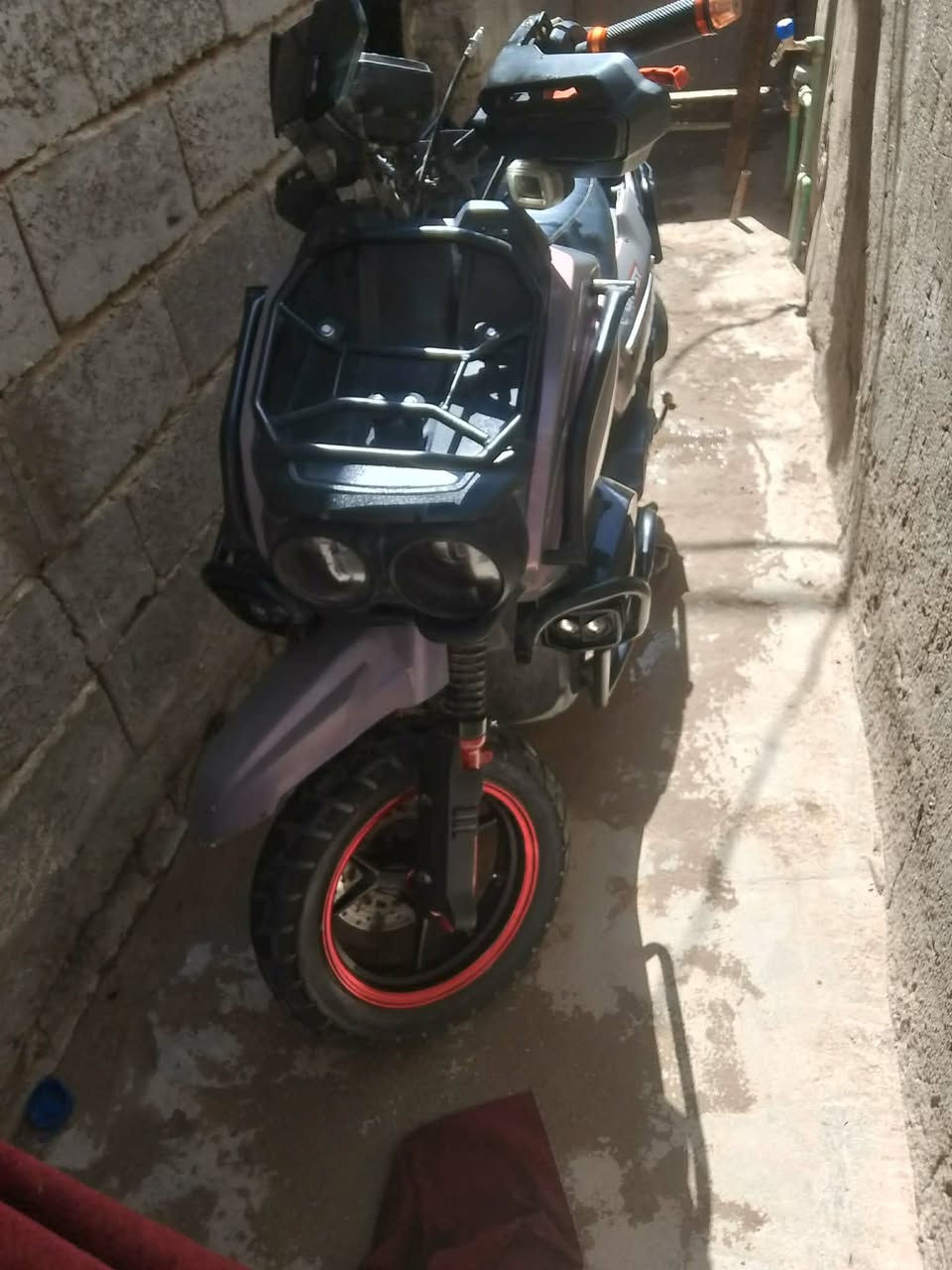 سلام عليكم دراجه للبيع  جديده الدراجه ما بيه اي شكال ما عاوزه كل شي. نشطه نهضه قويه وكدام عينك تفحص يله تشتري  سعره ٤٠٠ وبيه مجال رقم ***********
