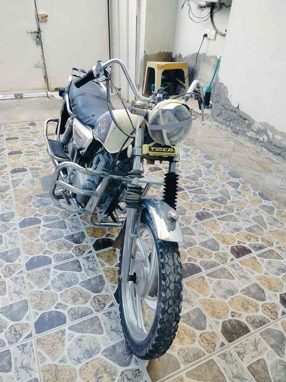 السلام عليكم 
للبيع دراجة جني نضيفة لا تنقيص ولا تبخير تشتغل سلف وهندر كهربائياتهة كاملة  موديل 18و بيهة اوراق عوزهة اشوية ترتيب.مكان ديالى بعقوبة 
تواصل واتساب ***********
