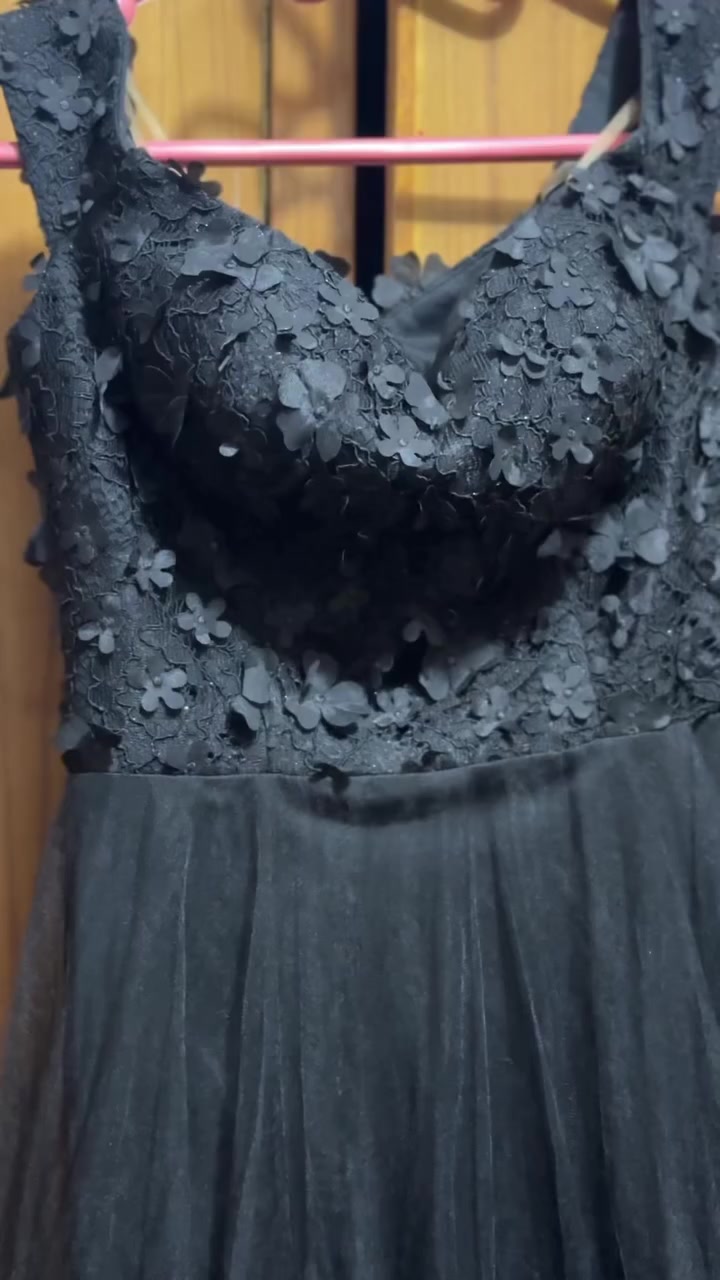 بنات هذا فستاني لبسته بحفلة واحدة و معندي مكان اله ف اريد ابيعه تصميم فرنسي و قياسه 38 يناسب البنات اللي وزنهم بالخمسين ❤️❤️

الجزء العلوي: مزين بتطريزات دانتيل دقيقة وزهور ثلاثية الأبعاد (3D Flowers) تضفي عليه لمسة من الحيوية والفخامة.

التصميم: يأتي بفتحة صدر على شكل حرف "V" وأشرطة كتف رفيعة، مما يبرز منطقة الخصر والصدر بشكل أنيق.

الجزء السفلي: مصنوع من طبقات التول (Tulle) الخفيف والمنفوش، مما يعطيه مظهر الأميرات أو الفساتين الحالِمة .


**إذا كنت صاحب هذا الإعلان وتريد حذفه لأي سبب، رجاءا أرسل رسالة إلى الدعم الفني**