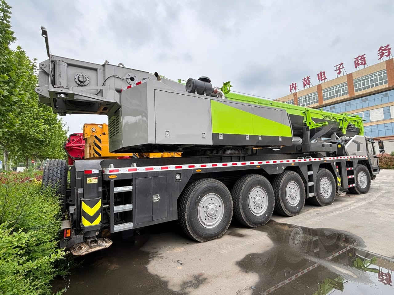 ZOOMLION ZAT1300V7 CRANE
出售2021年12月中联重科ZAT1300V7起重机，主臂73.5米，副臂2节，配重53吨，2个潍柴发动机，自动挡变速箱。5轴底盘，配385/95R25轮胎。联系电话/微信：+86 13526170326（杨）
WhatsApp:+86 ￼⁨135 2617 0326⁩

For sale: Zoomlion ZAT1300V7 all-terrain crane. Main boom length: 73.5 meters, counterweight: 53 tons, 
2 engines, automatic transmission. 
Contact number: +86 13526170326
WhatsApp:+86 13526170326
#Crane #ZOOMLION


**إذا كنت صاحب هذا الإعلان وتريد حذفه لأي سبب، رجاءا أرسل رسالة إلى الدعم الفني**