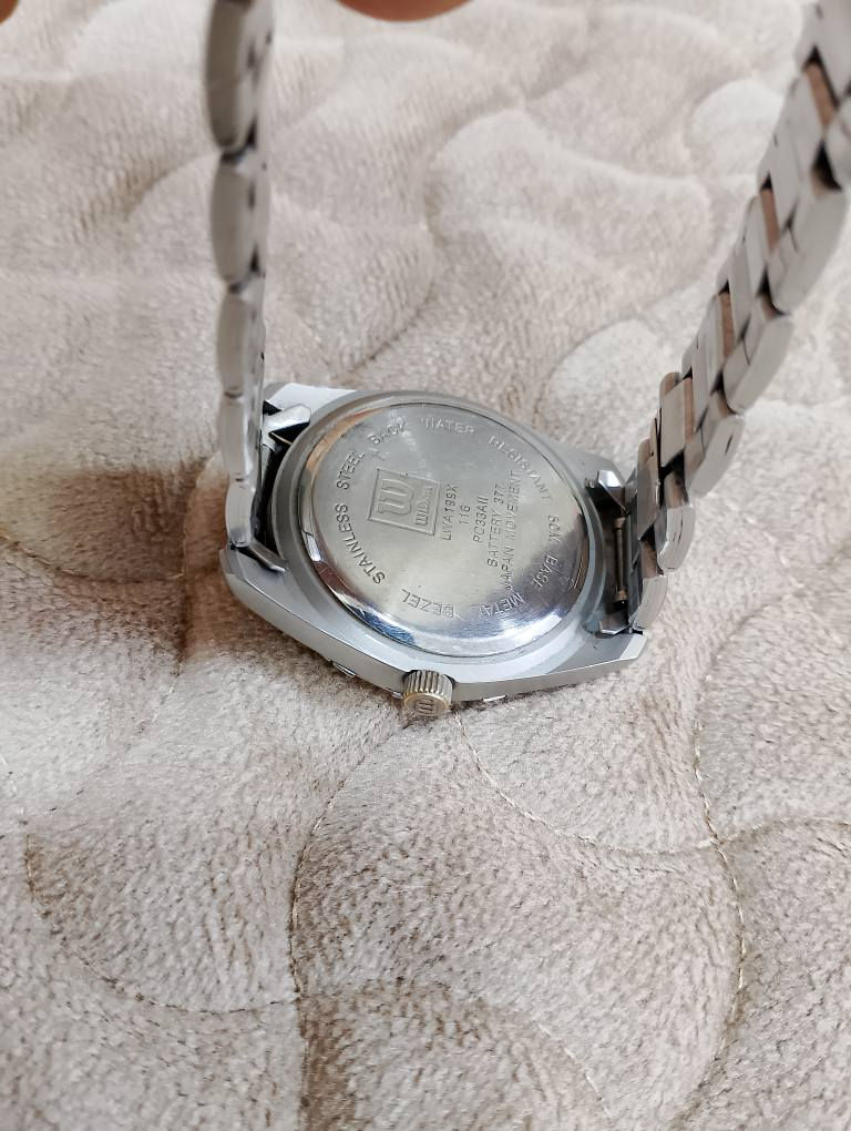 ساعه للبيع شرط شغل سعر 25 وبيها مجال رقم الهاتف ***********
