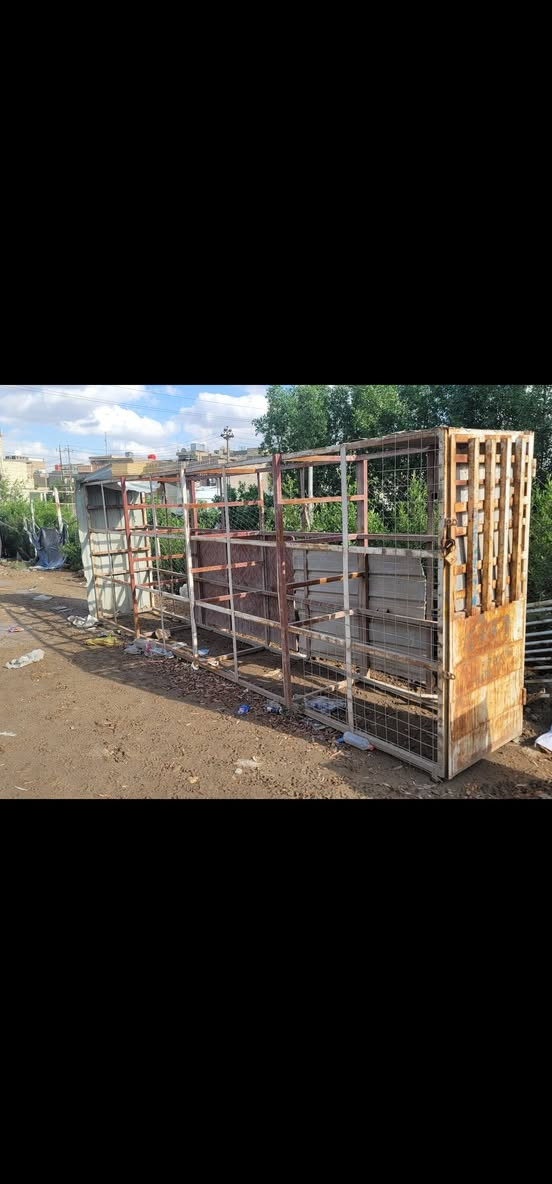 يوجد لدينا رفوف تفصال حديد وقفص بواري العنوان بغداد***********
